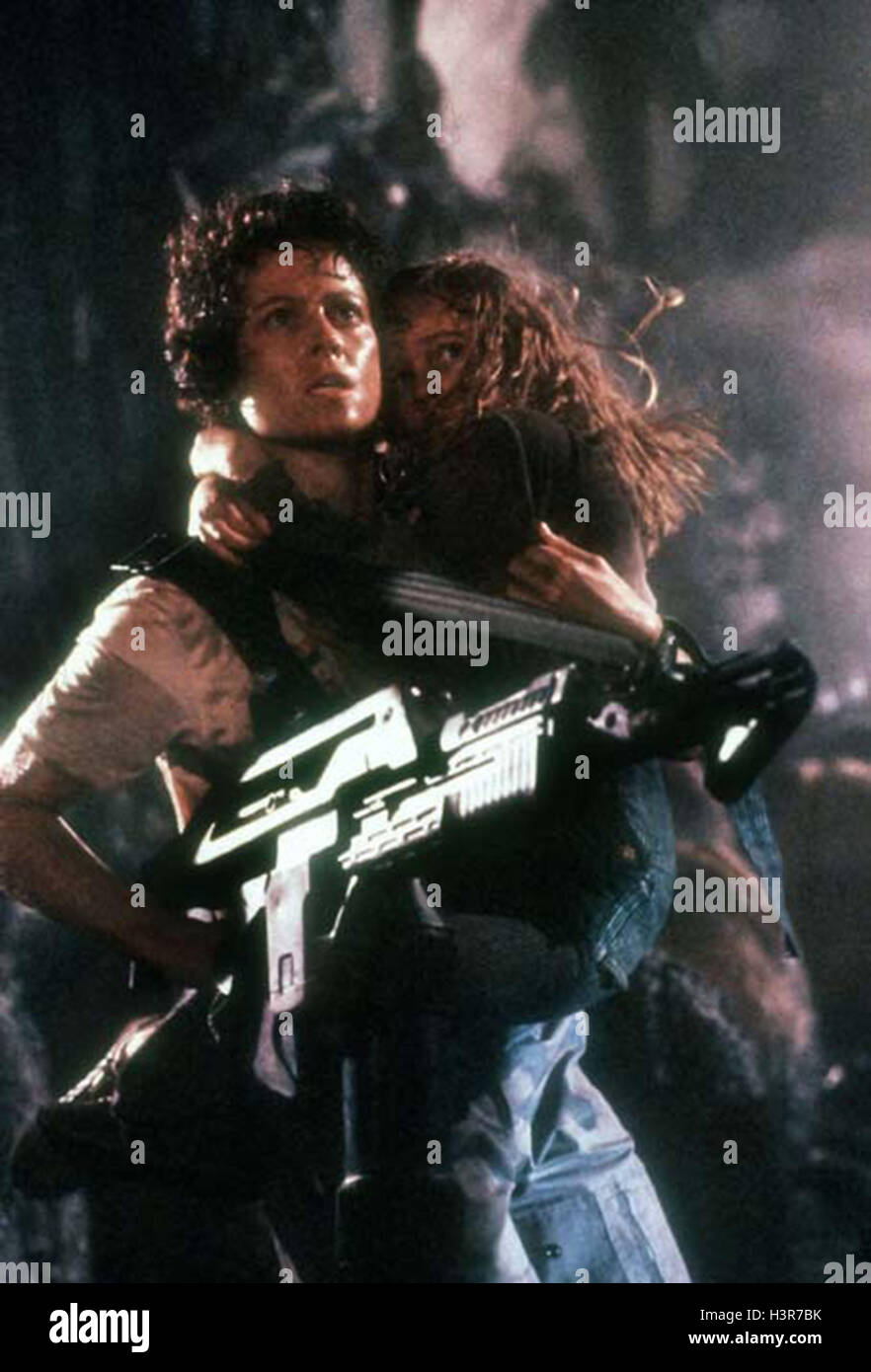 ALIENS (1986) SIGOURNEY WEAVER CARRIE HENN JAMES CAMERON (DIR) MOVIESTORE SAMMLUNG LTD Stockfoto