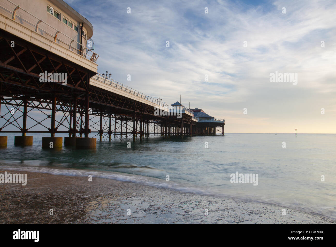 Cromer Strand und Pier in Norfolk bei Sonnenaufgang im Sommer, Großbritannien Stockfoto