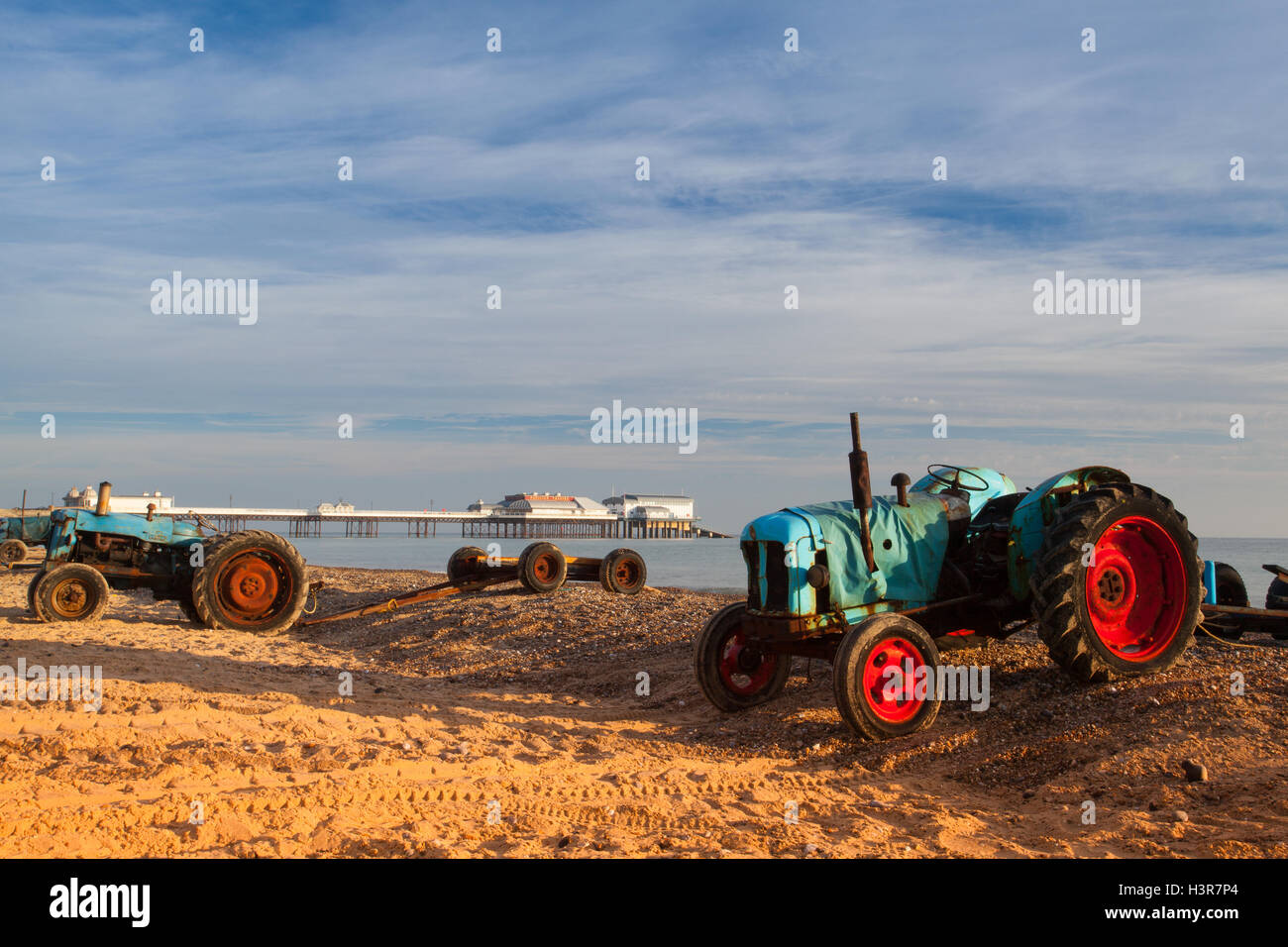 Alte rostige Traktor zum Lauch Angelboote/Fischerboote zum Meer bei Cromer, Großbritannien Stockfoto