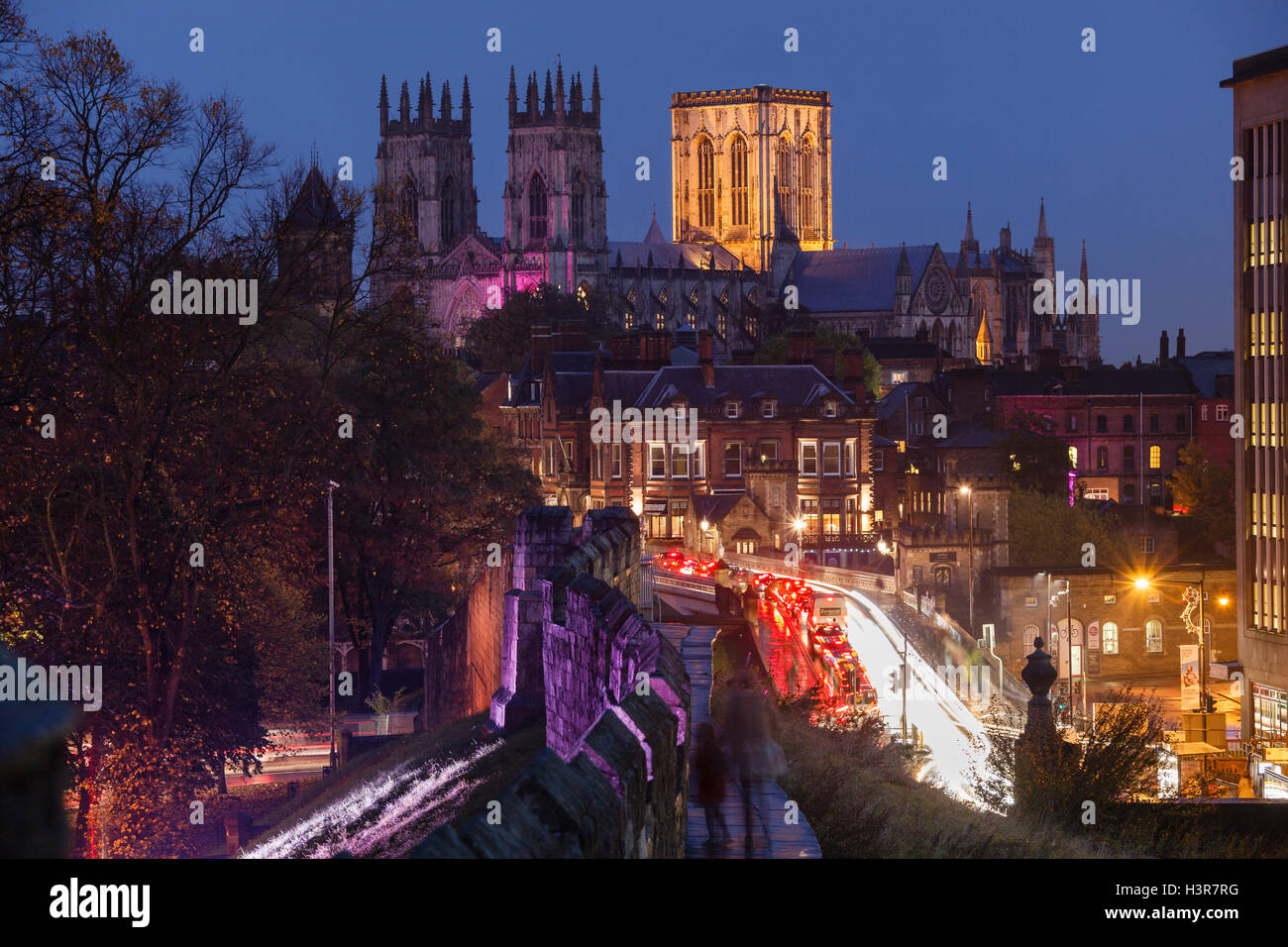 York Minster von der Stadtmauer in der Nacht Stockfoto