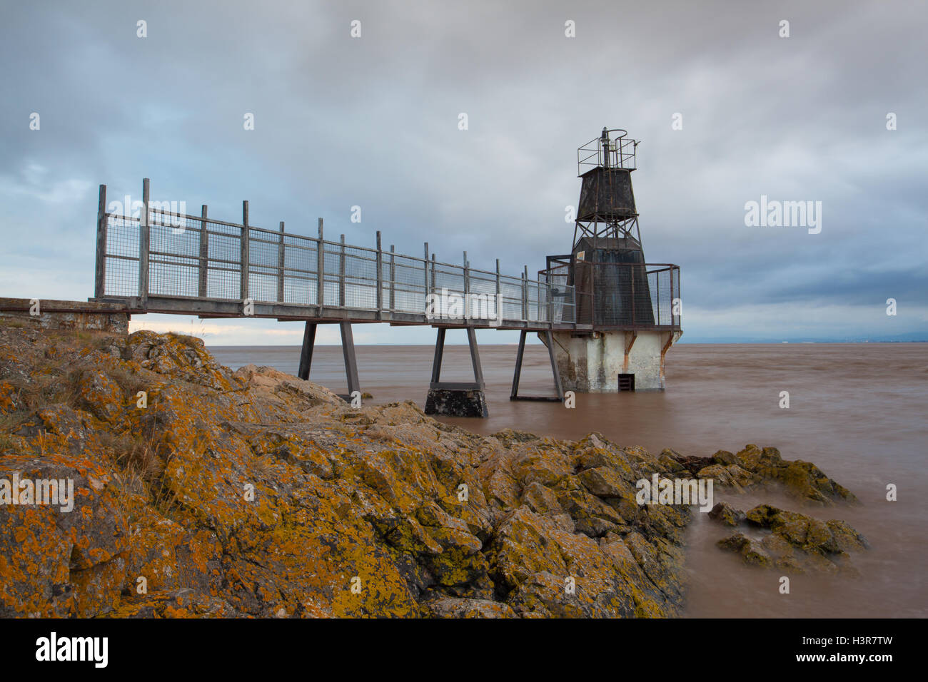 Battery Point Lighthouse, Portishead, Großbritannien. Vintage Leuchtturm bei Sonnenuntergang. Stockfoto