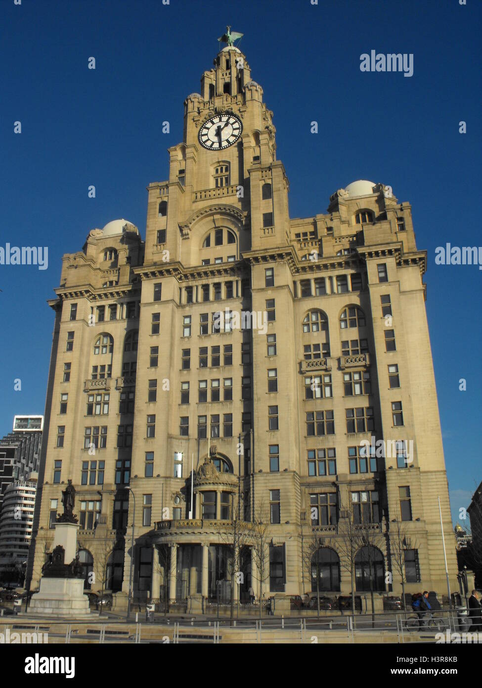 Die legendären Royal Liver Building in Liverpool. Das Gebäude ist von Farhad Moshiri und Corestate Capital (ab 2017) gehört. Stockfoto