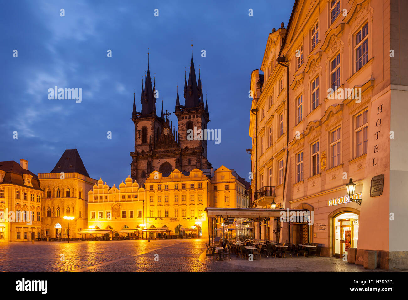 Vor der Morgendämmerung am Altstädter Ring in Prag-Altstadt, Tschechien. Stockfoto