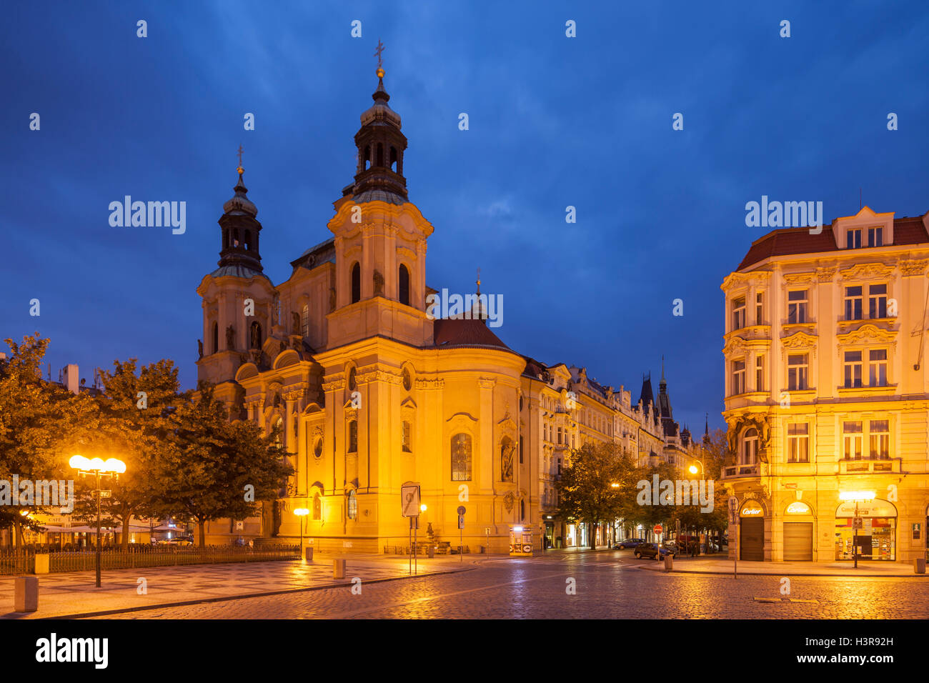 Vor der Morgendämmerung am Altstädter Ring in Prag-Altstadt, Tschechien. Stockfoto