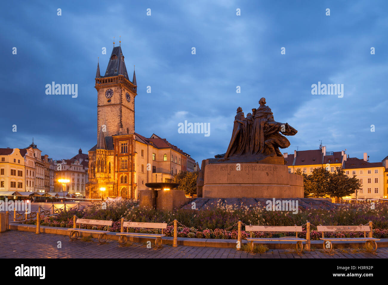 Vor der Morgendämmerung am Altstädter Ring in Prag-Altstadt, Tschechien. Stockfoto