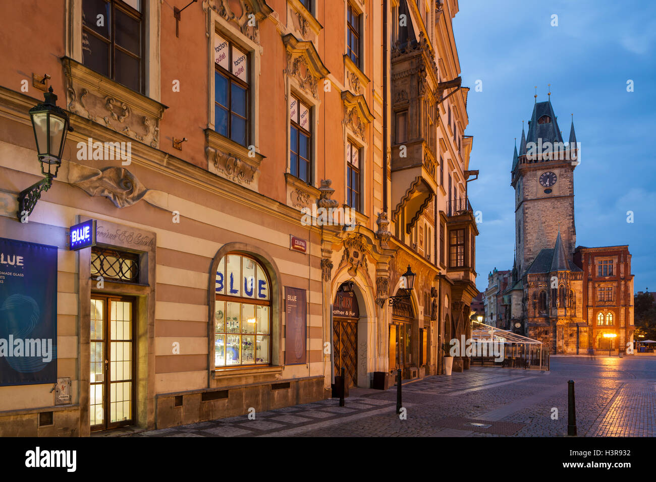 Vor dem Morgengrauen in der Altstadt von Prag, Tschechische Republik. Rathausturm in der Ferne. Stockfoto