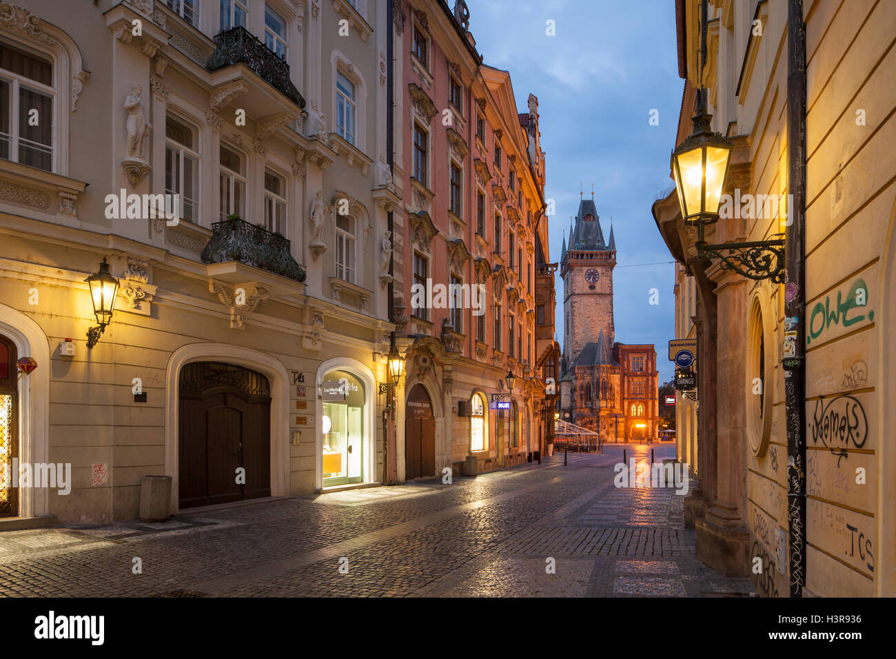 Vor dem Morgengrauen in der Altstadt von Prag, Tschechische Republik. Rathausturm in der Ferne. Stockfoto