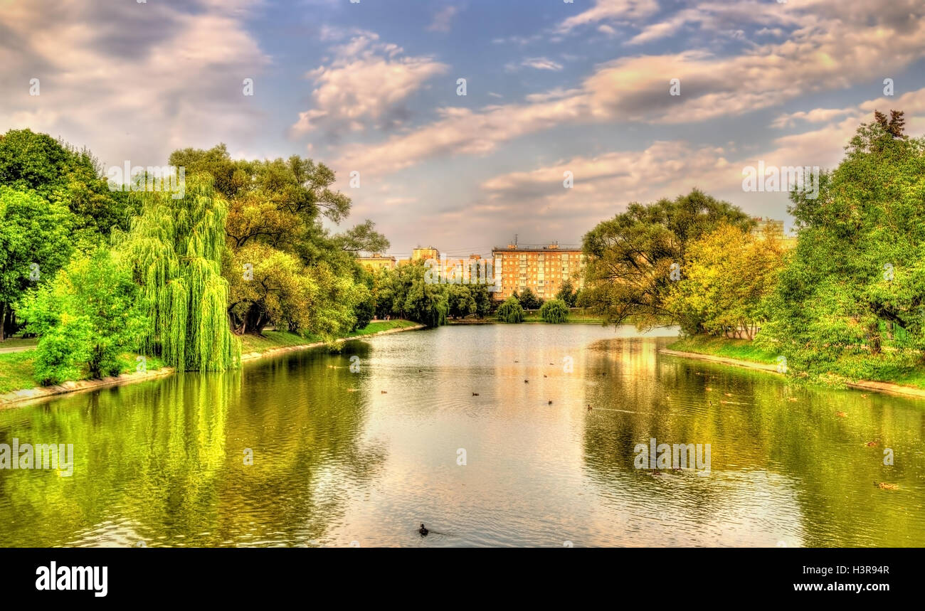 Blick auf Nowodewitschi-Teich in Moskau - Russland Stockfoto