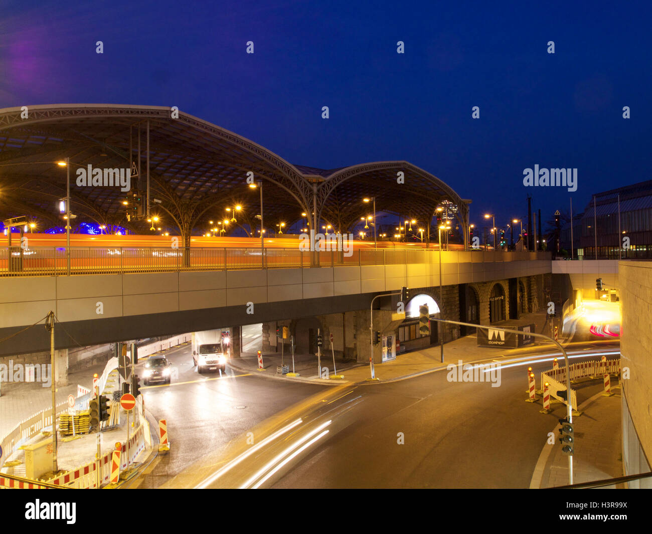 Köln bei Nacht, Zentrum, nahe dem Bahnhof. Nordrhein Westfalen Stockfoto