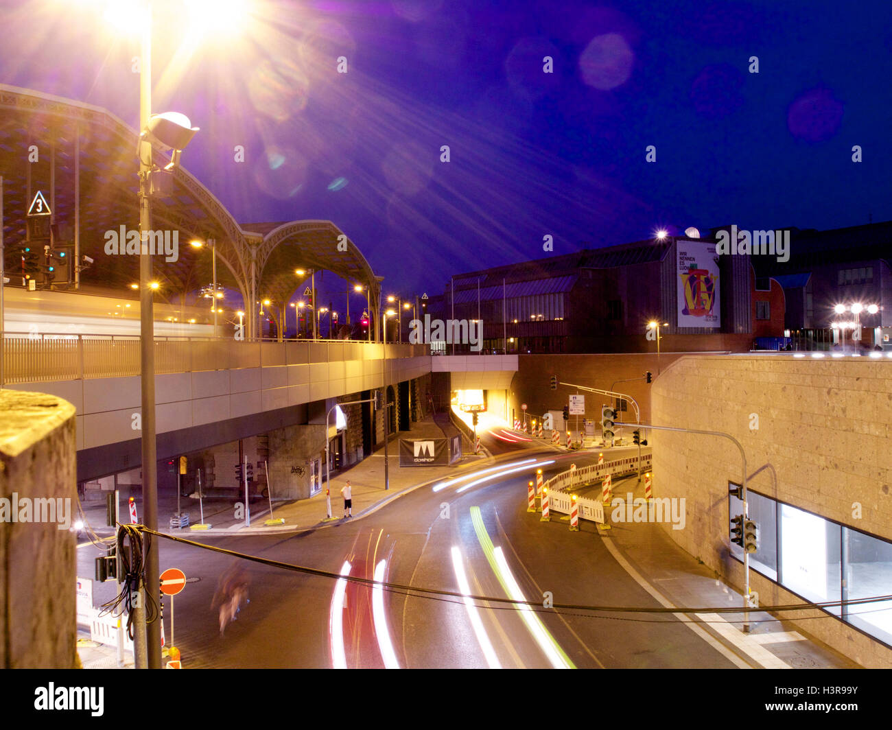 Köln bei Nacht, Zentrum, nahe dem Bahnhof. Nordrhein Westfalen Stockfoto