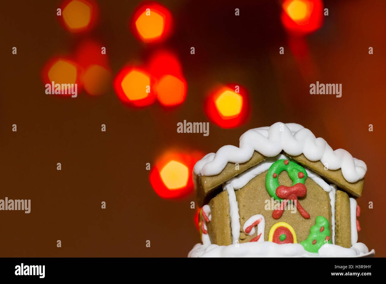 Lebkuchenhaus und über defokussierten Lichter. Weihnachten Hintergrund. Stockfoto