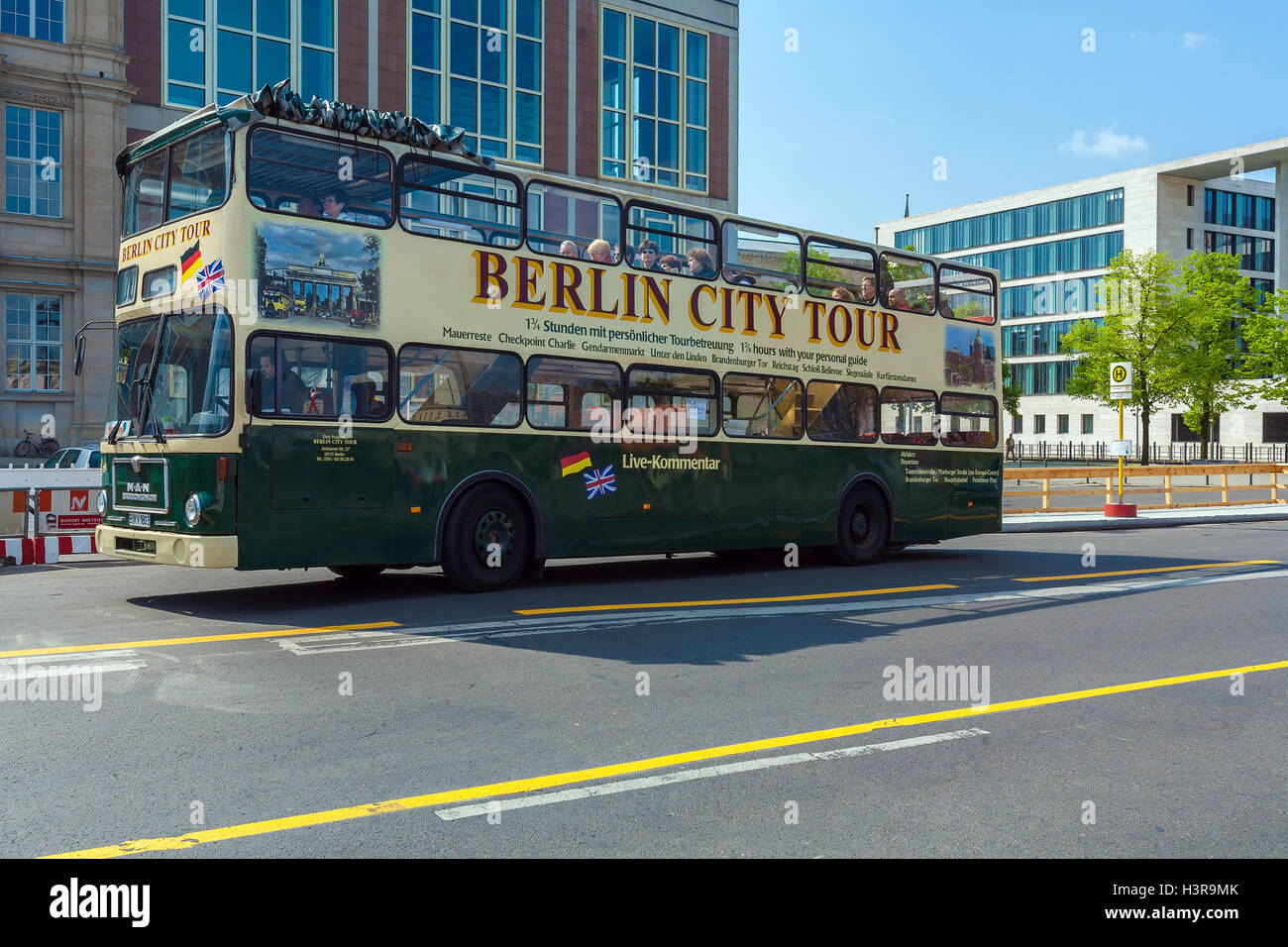 BERLIN, Deutschland - 2. April 2008: Tour-Doppeldecker-Bus auf den Straßen der Stadt Stockfoto