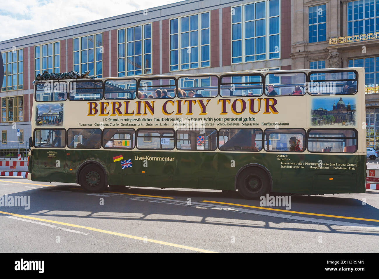 BERLIN, Deutschland - 2. April 2008: Tour-Doppeldecker-Bus auf den Straßen der Stadt Stockfoto