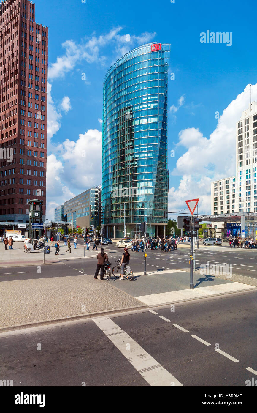 BERLIN, Deutschland - 2. April 2008: Das Sony Center Bahn Tower, Sitz der Deutschen Bahn (Deutsche Bahn) Stockfoto