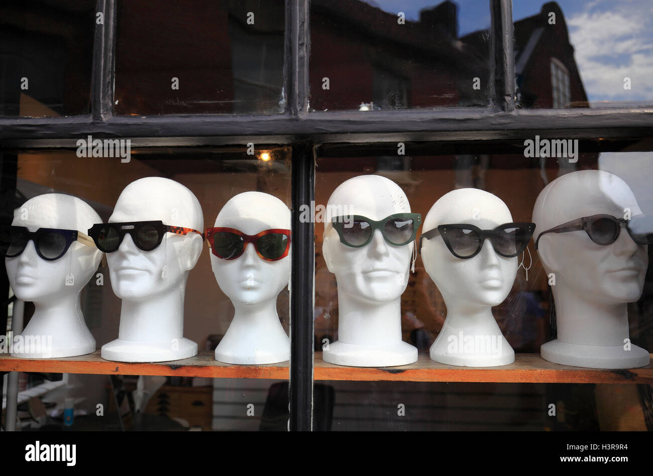 Sonnenbrille auf Polystyrol Schaufensterpuppe Kopf in einem Schaufenster angezeigt. Stockfoto