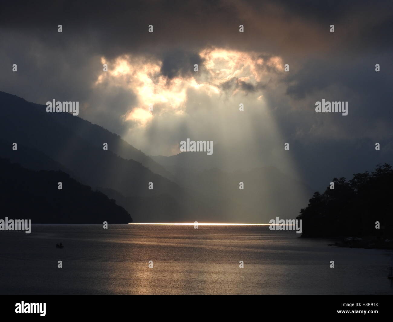 Sonne-Wellen piercing Wolke und schlagen See Chuzenji Stockfoto