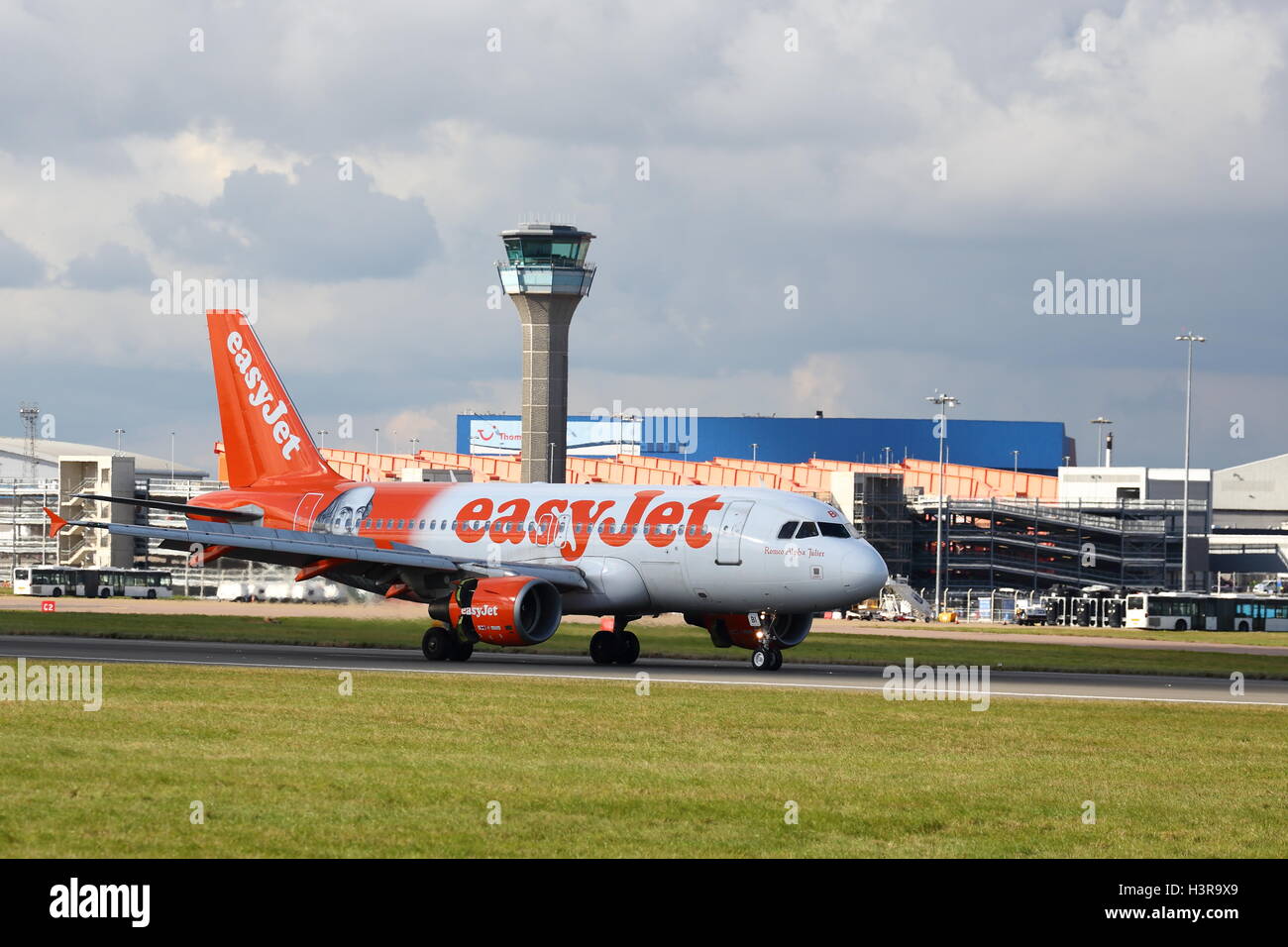 Low-Cost-Airline Easyjet Airbus A319 G-EZBI Landung am Flughafen London Luton, UK Stockfoto