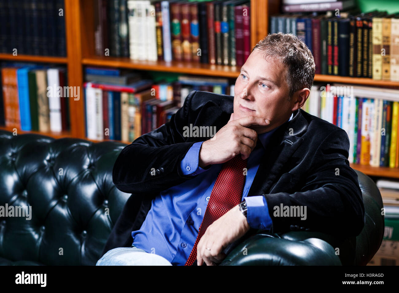 Geschäftsmann, sitzen im Bus in seiner Bibliothek Stockfoto