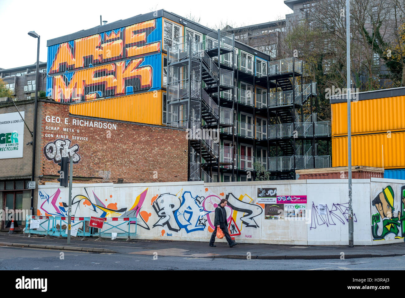 Ouside die umgebaute Seecontainer geöffnet wird diese Woche vom Brighton Housing Trust von einigen der Stadt h verwendet werden Stockfoto