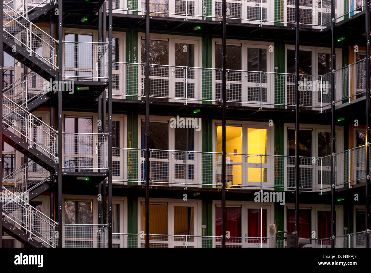 Ouside die umgebaute Seecontainer geöffnet wird diese Woche vom Brighton Housing Trust von einigen der Stadt h verwendet werden Stockfoto