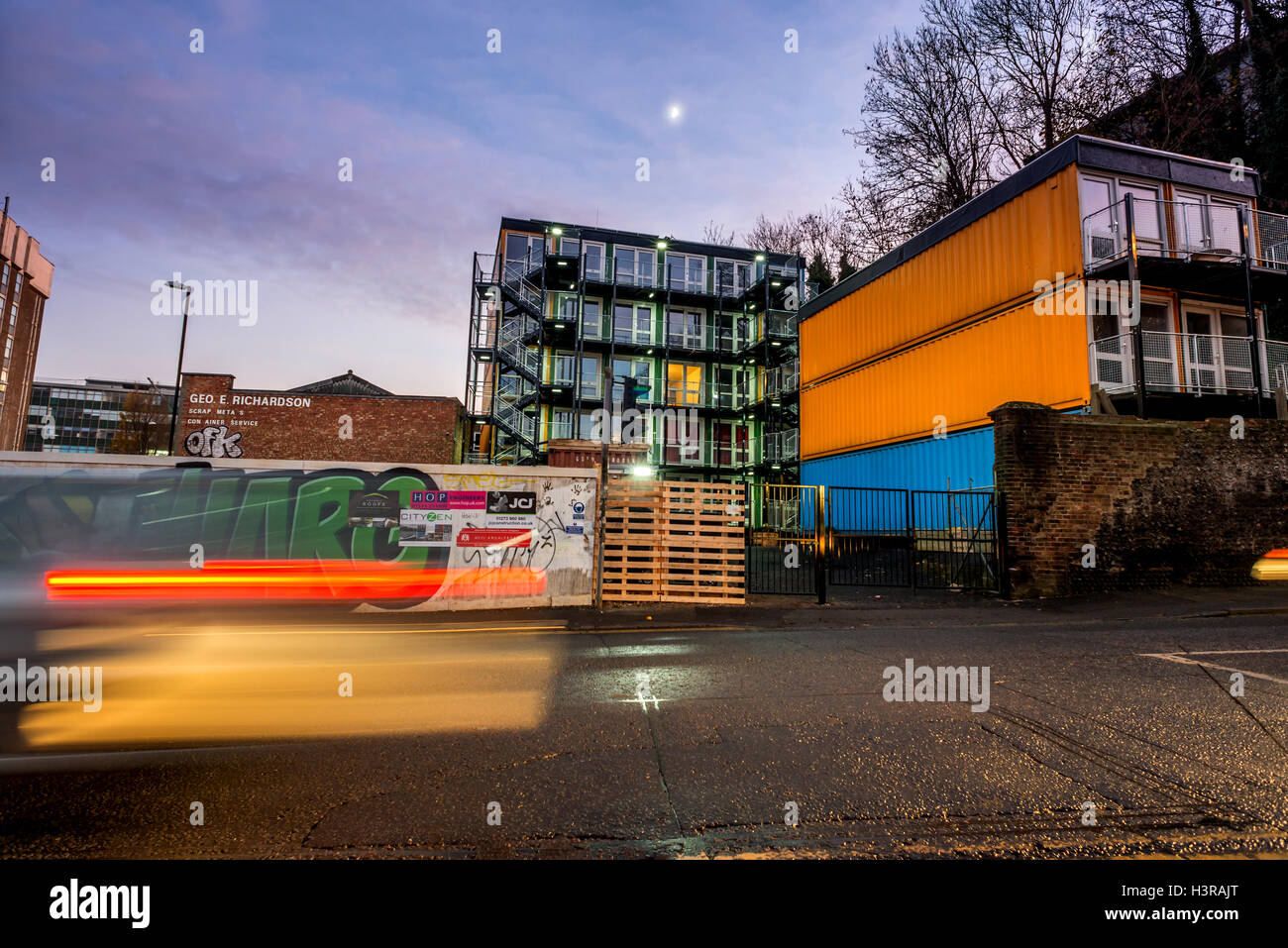 Ouside die umgebaute Seecontainer geöffnet wird diese Woche vom Brighton Housing Trust von einigen der Stadt h verwendet werden Stockfoto