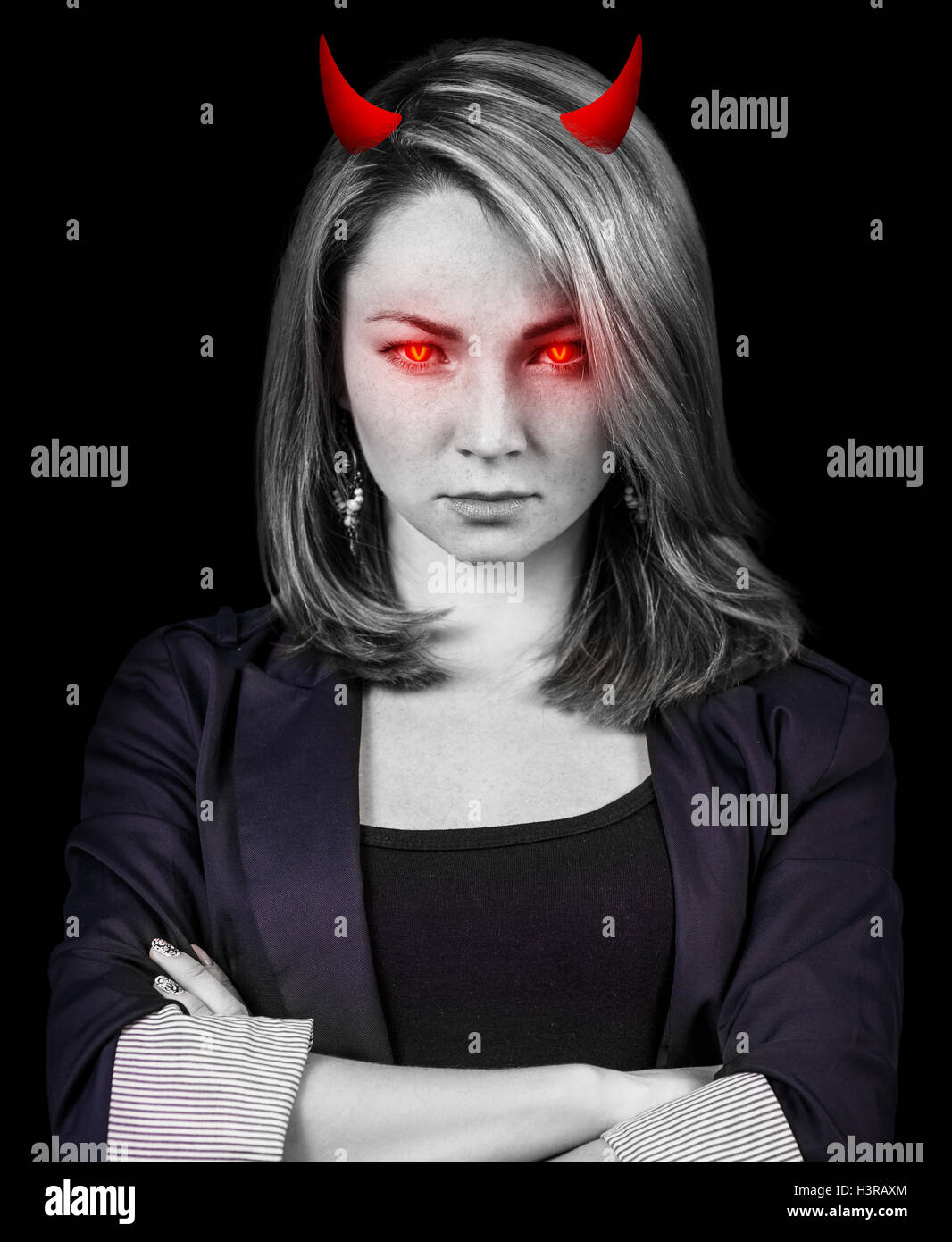 Böse Frau mit roten Augen und Teufelshörnern Stockfoto