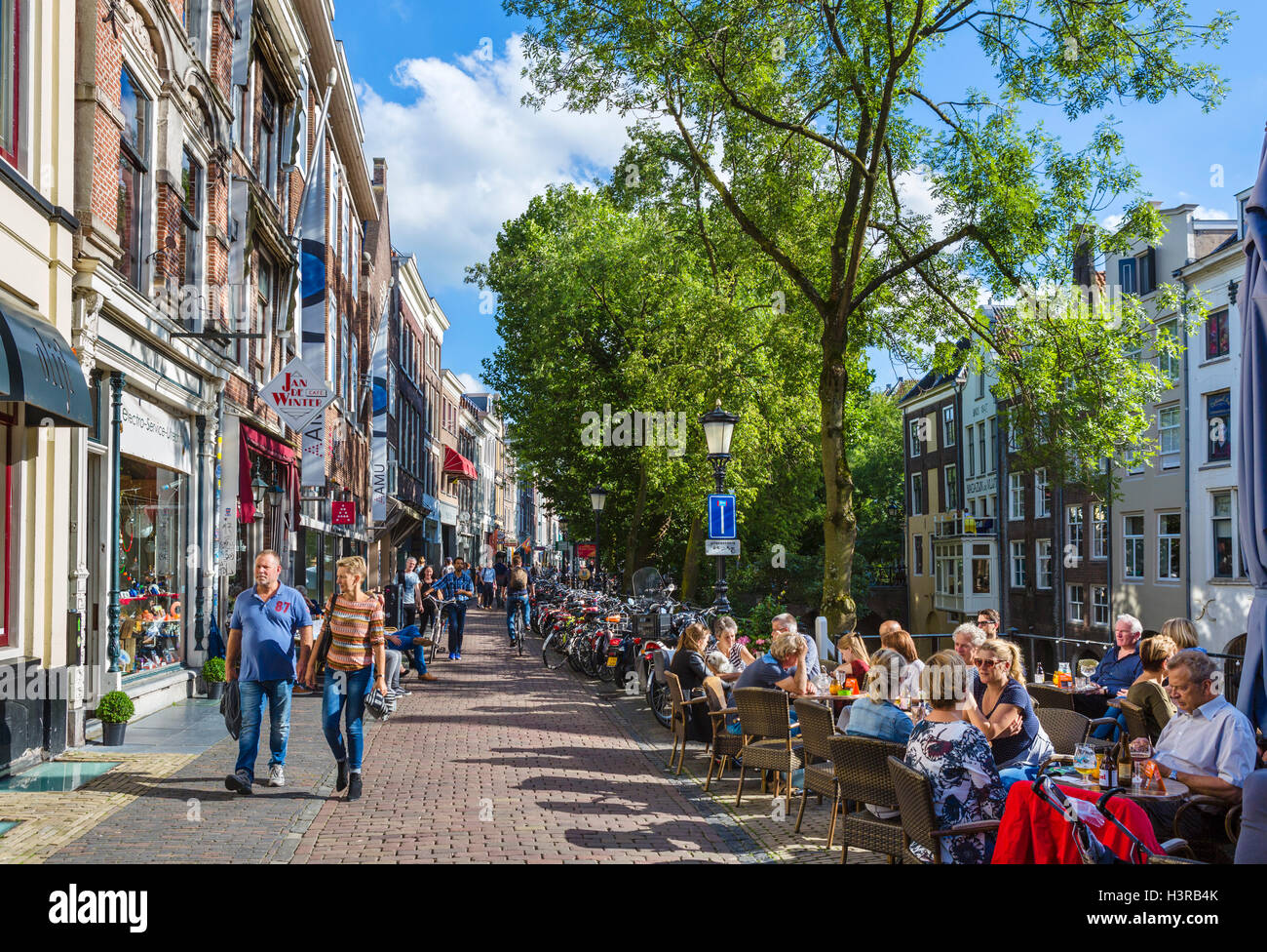 Cafés und Bars entlang der Oudegracht (Kanal) im Zentrum Stadt, Utrecht, Niederlande Stockfoto