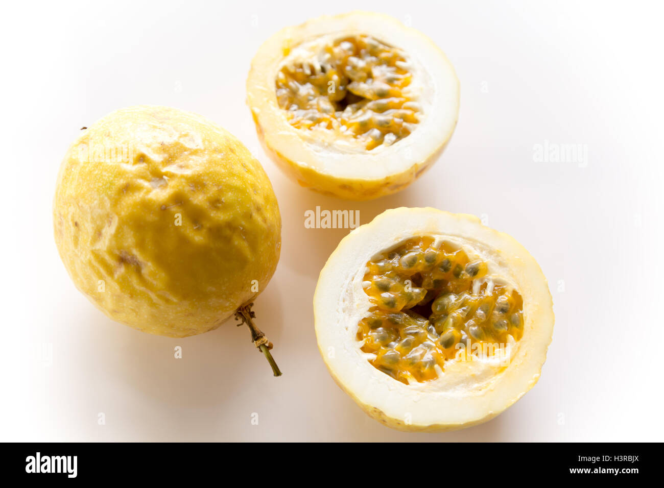 Frischen brasilianischen säuerlichen Passionsfrucht, ganze Früchte und Split Frucht mit saftig innen gefüllt mit zahlreichen Samen Stockfoto