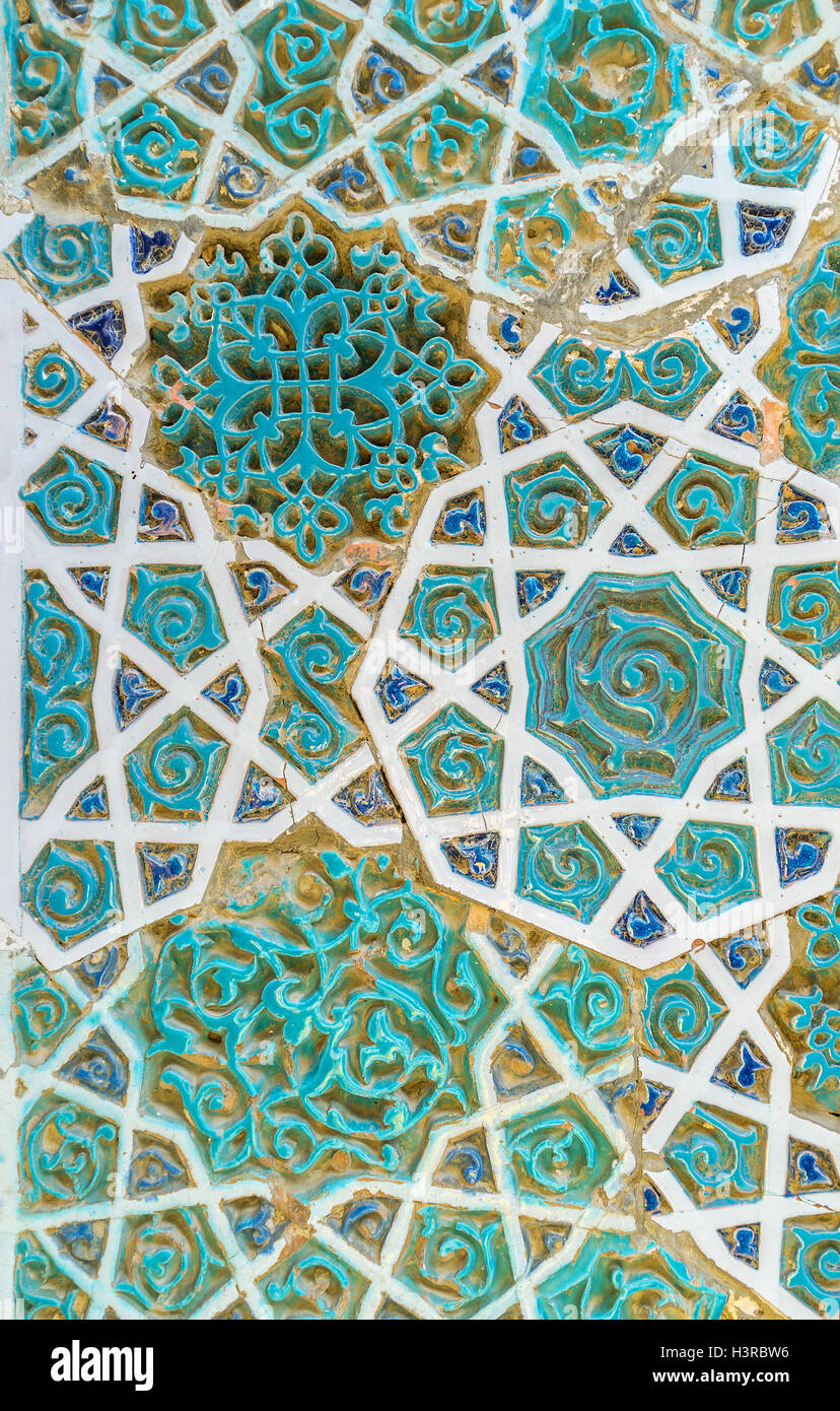 Das komplexe Muster auf keramischen Fliesen kombiniert Elemente der geometrischen und floralen Stile, Shahi Zinda, Samarkand, Usbekistan. Stockfoto