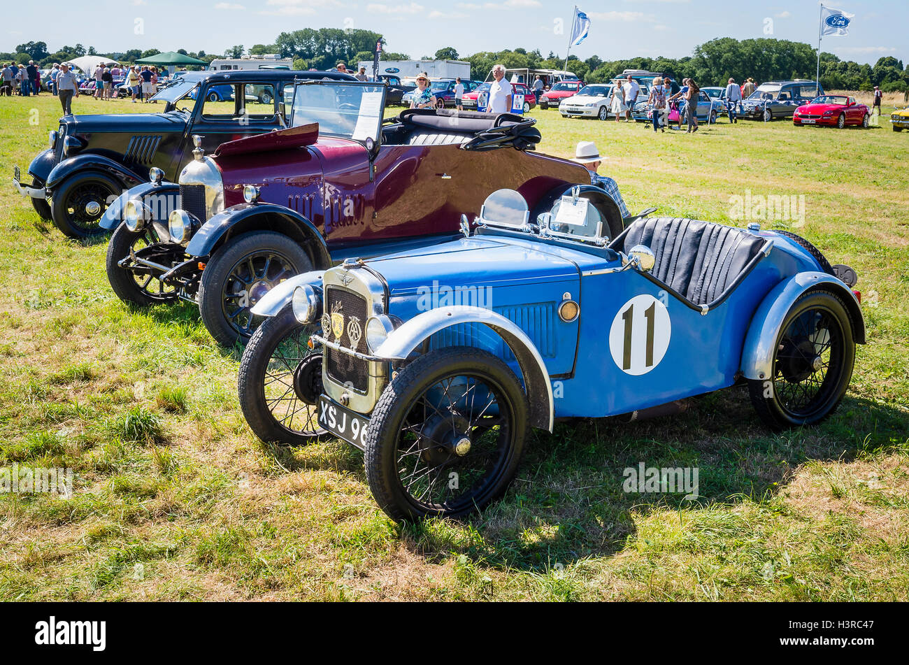Eine Reihe von alten Autos in einem Land zu zeigen, einschließlich einem Austin 7 aus den 1930er Jahren Stockfoto