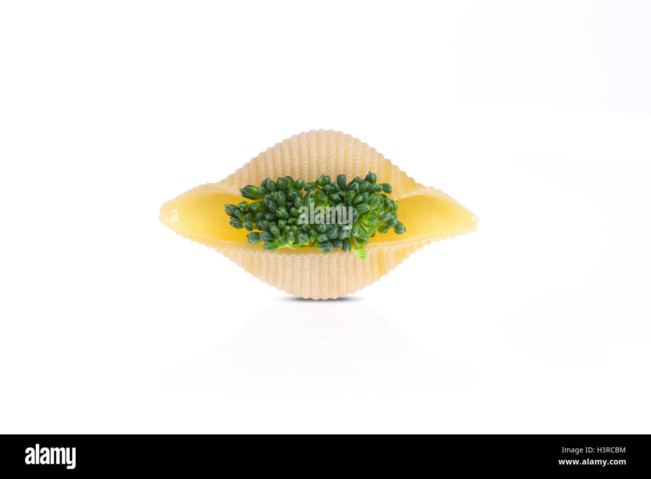 Brokkoli in Schale Nudeln auf einem weißen Hintergrund eingebettet Stockfoto