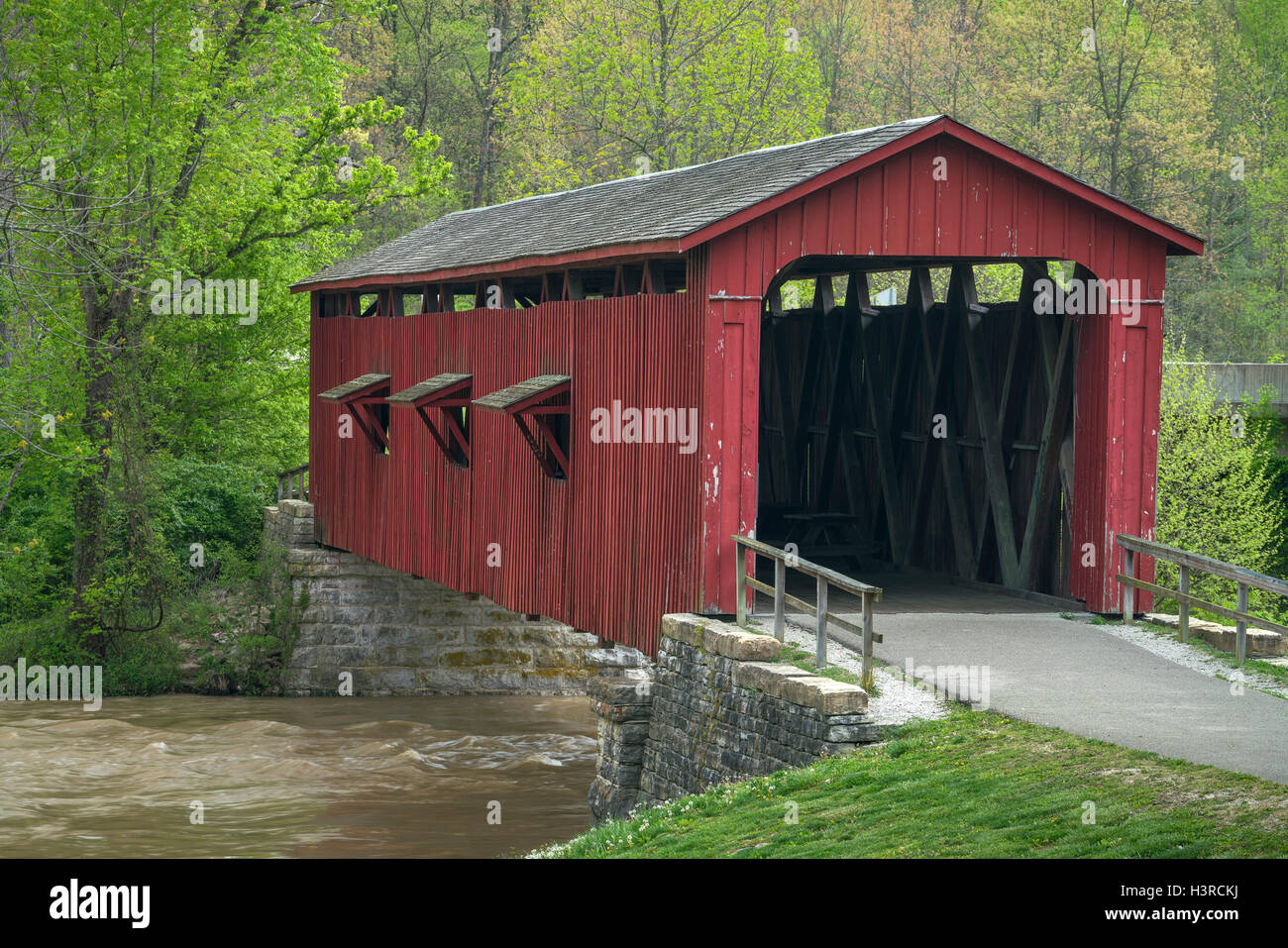 Owen County, Indiana: Katarakt fällt Covered Bridge (1876) im zeitigen Frühjahr Stockfoto