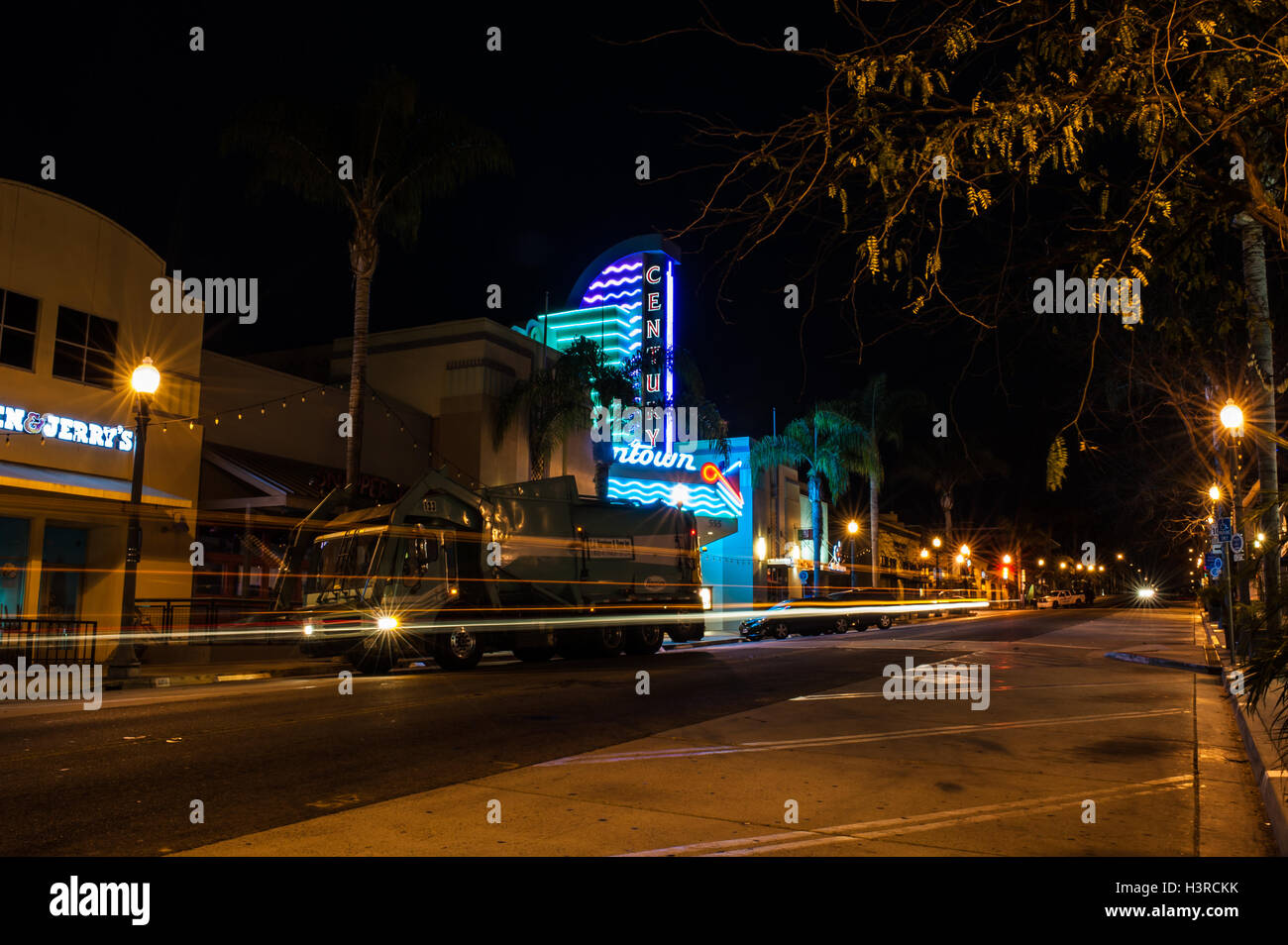 Scheinwerfer, die bewegte Vergangenheit Ventura-Kino in der Nacht Streifen. Stockfoto