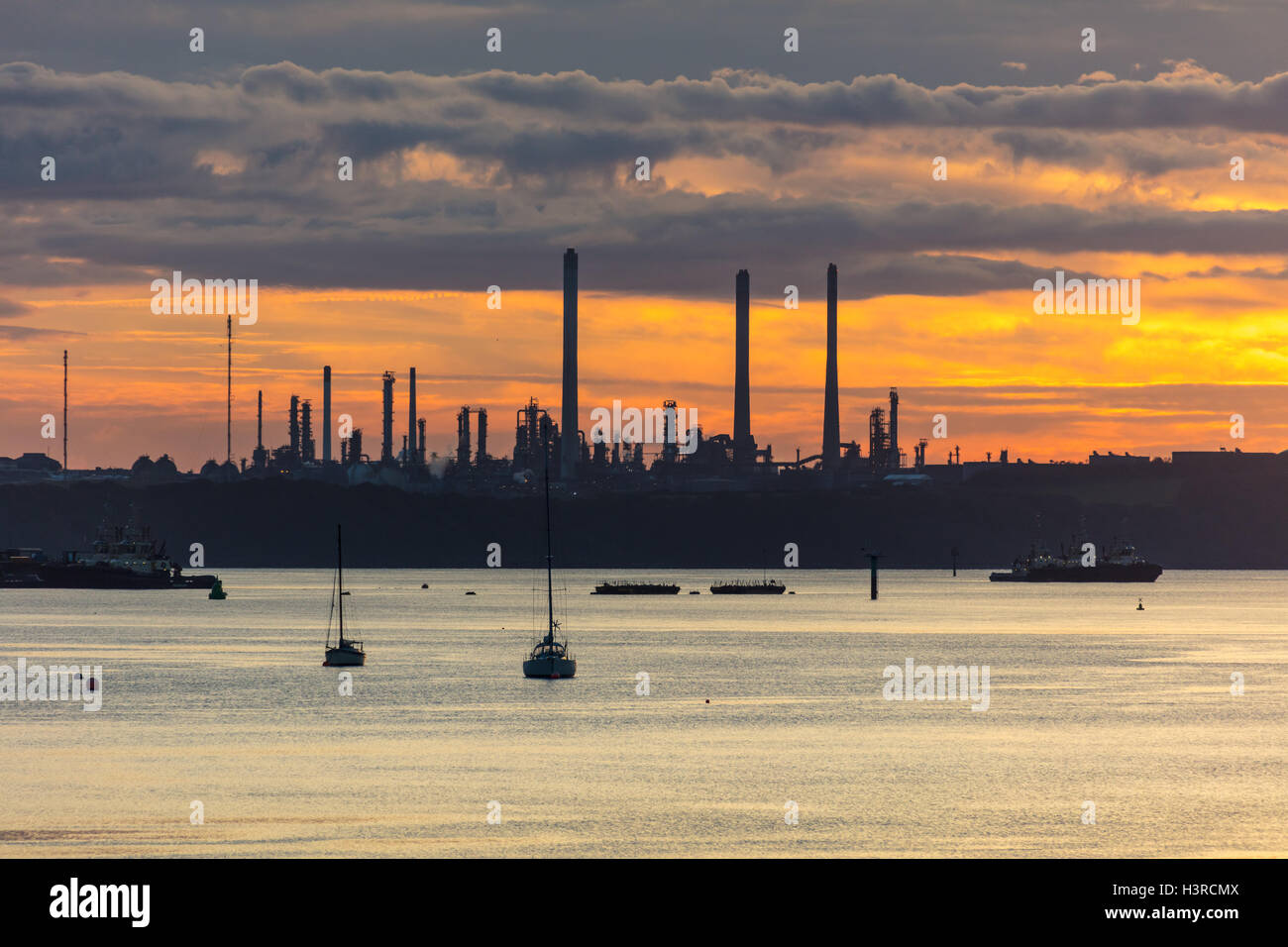 Valero Öl-Raffinerie Milford Haven, Pembrokeshire, UK bei Sonnenuntergang aus Neyland Stockfoto