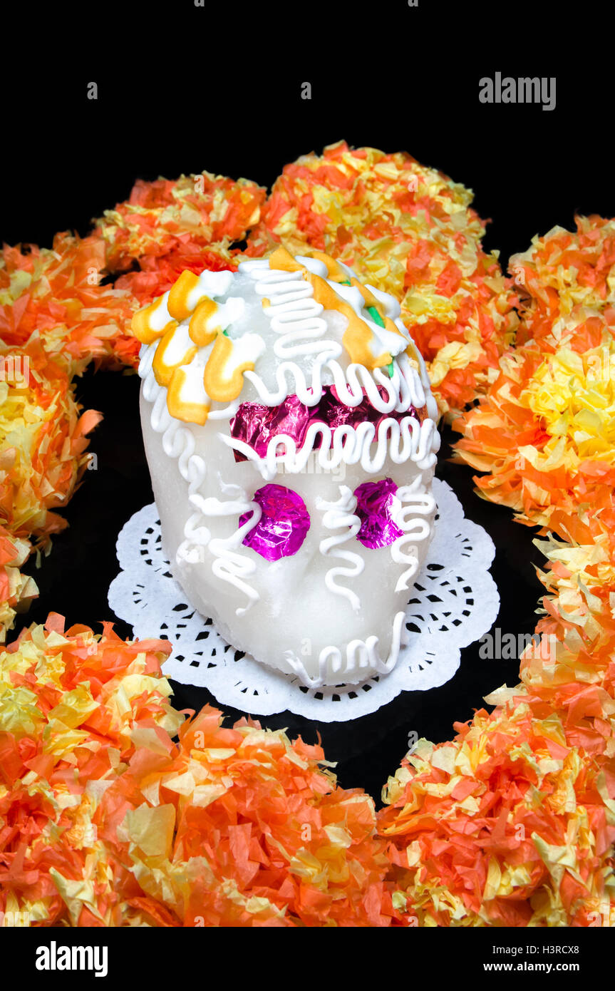 Zucker Schädel Altar zum "Dia de Los Muertos" feiern, auf schwarzem Hintergrund Stockfoto