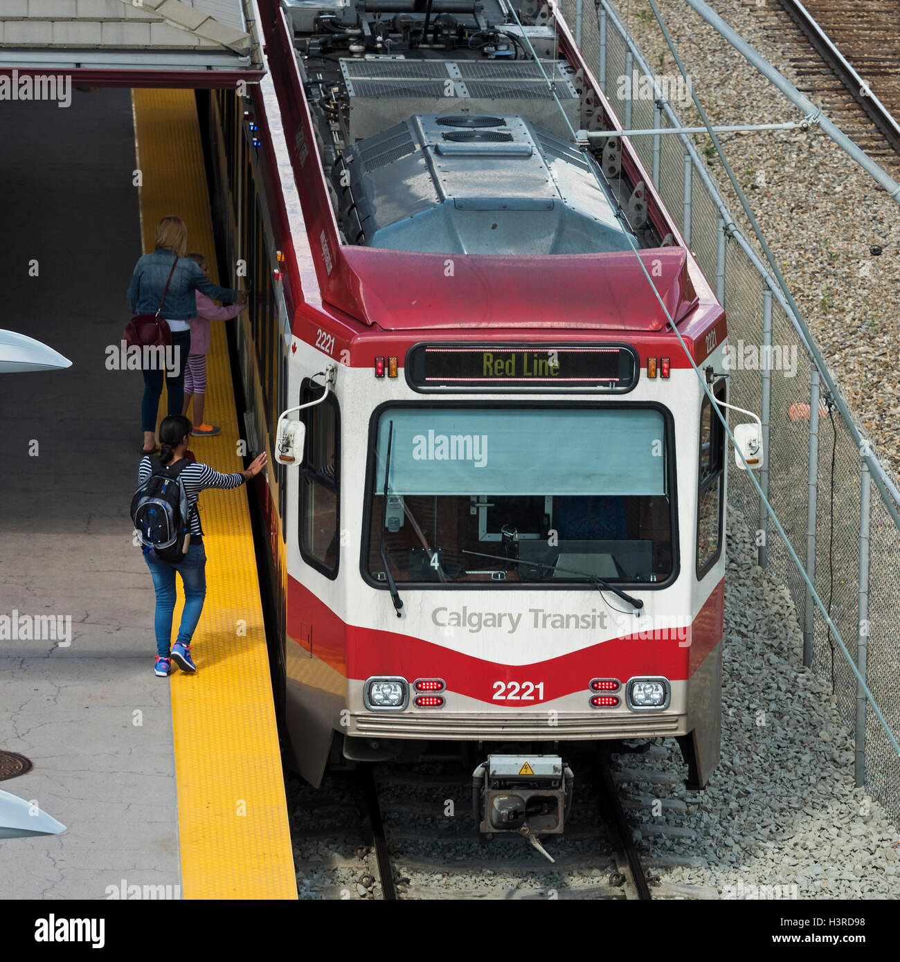 Pendler an Bord eine C-Bahn auf dem Calgary Transit light-Rail Transit system Stockfoto