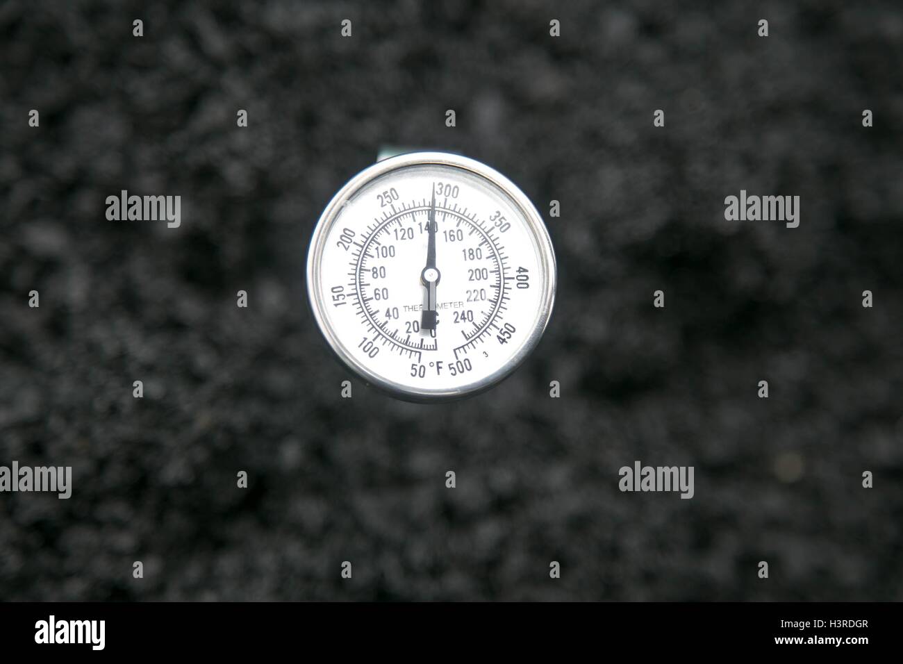 Asphalt thermische Temperaturmessung am Boden. Stockfoto