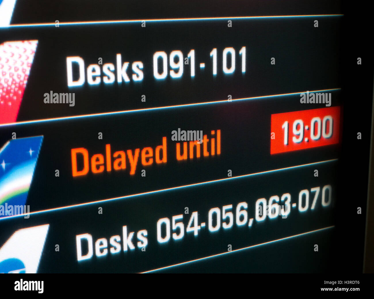 Zeitplan digital Board an einem Flughafen Stockfoto