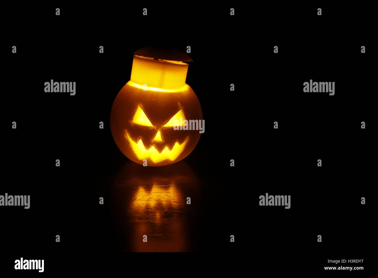 Scary Halloween Gesicht geschnitzt in einen Kürbis mit einem Licht im Inneren Stockfoto