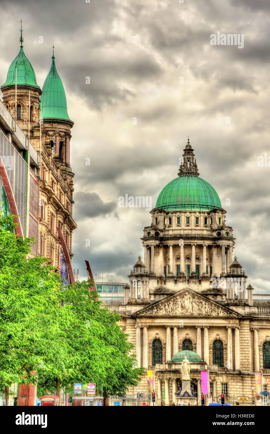 Ansicht der Belfast City Hall von Donegall Place - Nordirland Stockfoto