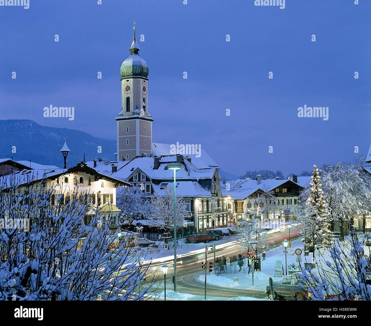 Deutschland, Bayern, Garmisch-Partenkirchen, Marienplatz Kirche St. Martin, Dämmerung, Winter, Europa, Oberbayern, Werdenfelser, Urlaubsort, Winterurlaub, Abendstimmung, Schnee Stockfoto