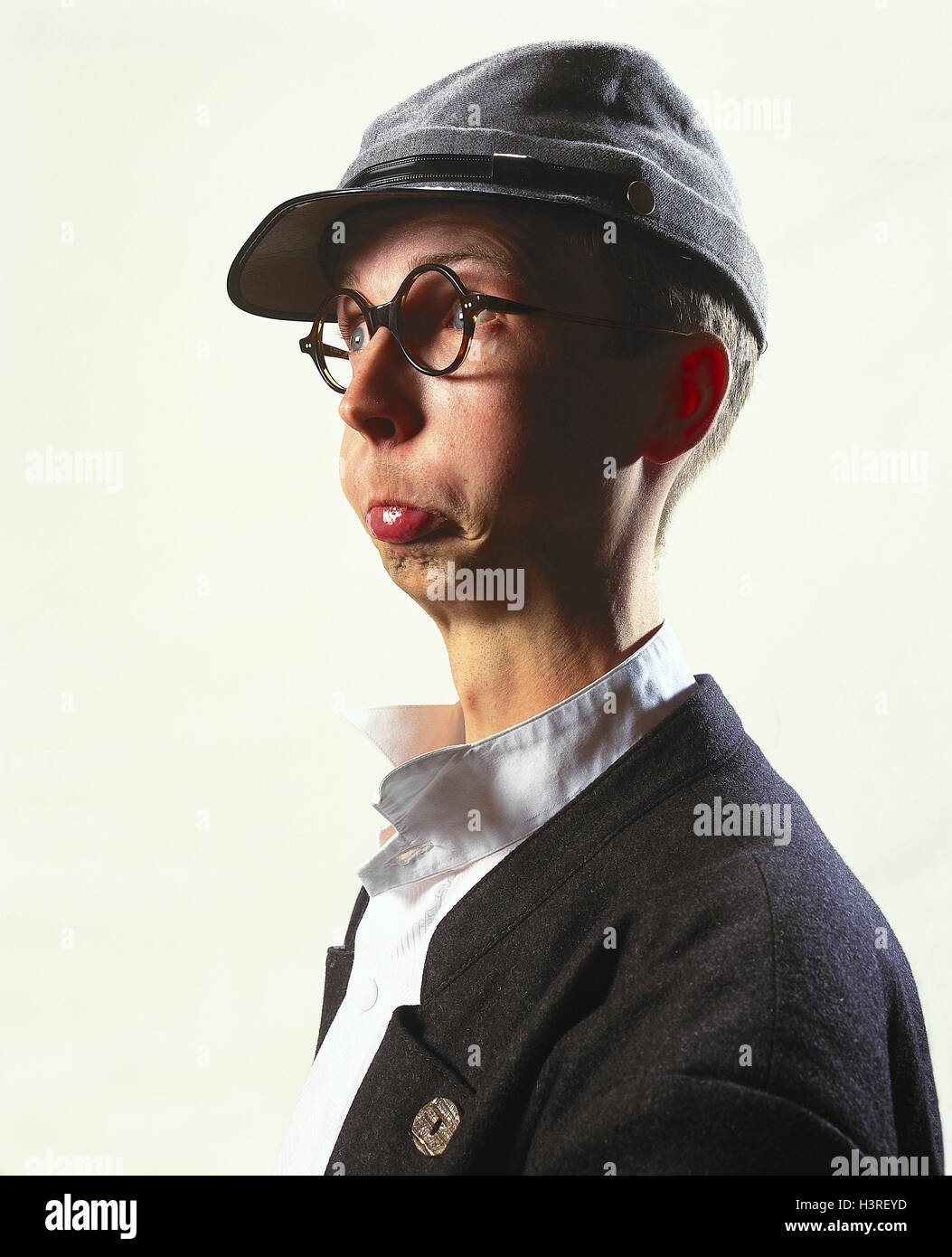 Mann Mutze Brille Mimik Terror Portrait Industrie Verbot Ankundigung Innen Jungen Nationales Kostum Jacke Entsetzt Uberraschung Uberrascht Leider Ist Enttauschend Enttauschung Fahren Studio Ausgeschnitten Vorschau Stockfotografie Alamy