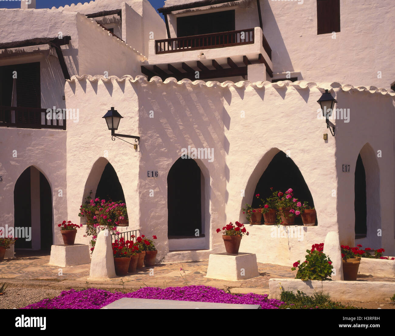 Spanien, Menorca, Binibeca, Wohnhaus, detail, Europa, die Balearen, Insel, Wohnhaus, Baustil, in der Regel, Geranien, Ferienregion, Haus, Fassade, weiß Stockfoto