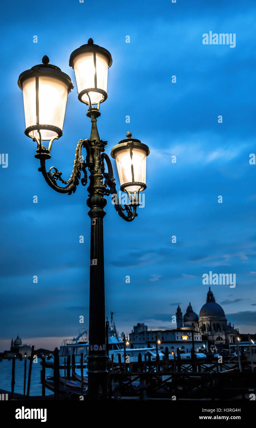 Am Abend Silhouette der Santa Maria della Salute Venedig Italien Europa Stockfoto