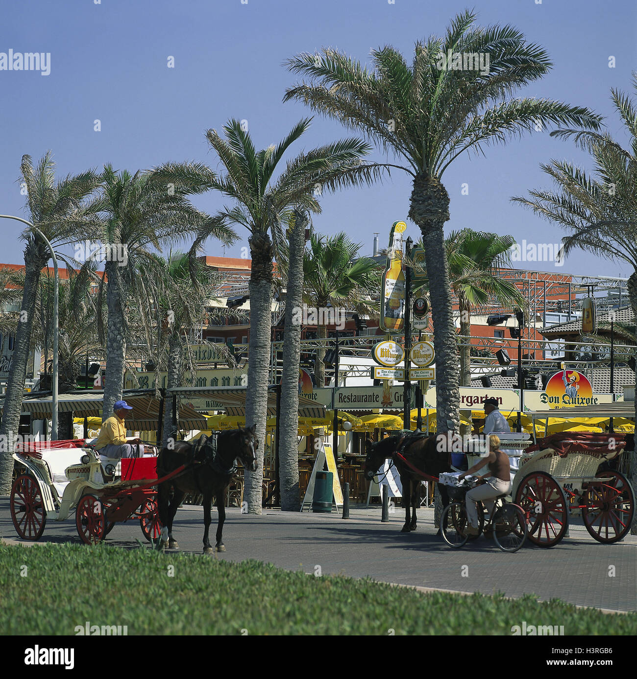 Spanien, Mallorca, Arenal, Straßencafés, Straße, Pferdekutschen, den Balearen, Insel, Mittelmeer, Café, Tourismus, Urlaub, Sommer, Kutschen, Kabinen, Pferde, Transport, Transport-Menschen Stockfoto