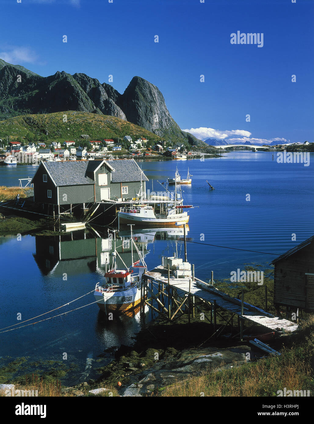 Norwegen, Lofoten, pure, lokale Ansicht, Hafen, Fischerboote, Europa, Skandinavien, Felsen, Galle Landschaft, Insel, Stiefel, Angeln, Hafen, Hafen, Brücke, Steg, Stockfoto