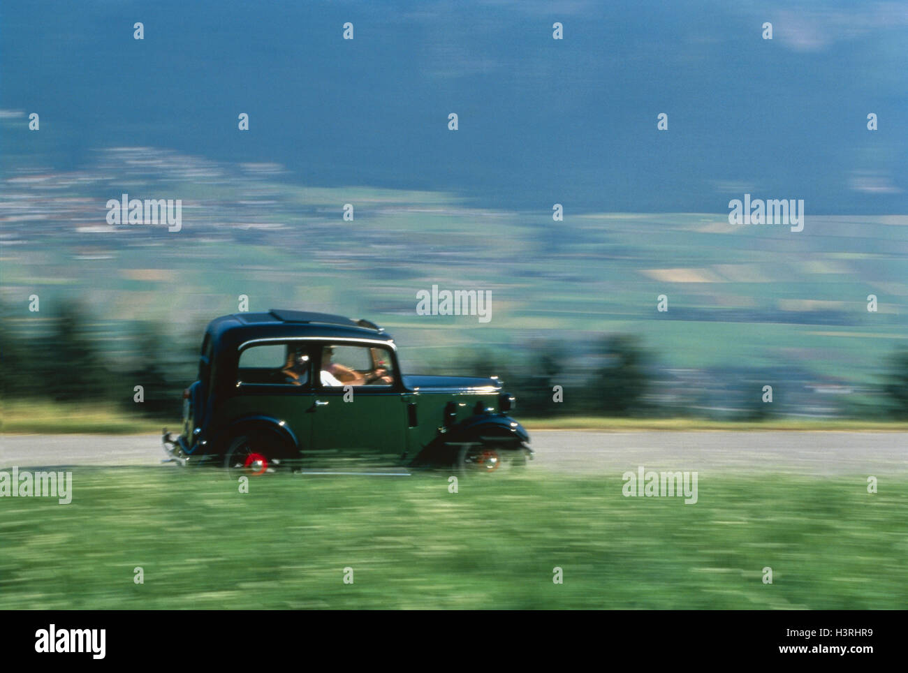 Oldtimer, Austin Seven, Baujahr 1936, Landstraße, dazu beigetragen, Pull, Landschaft, Straße, Auto, alte Pkw, grün, Weichzeichner, Bewegungsunschärfe Stockfoto