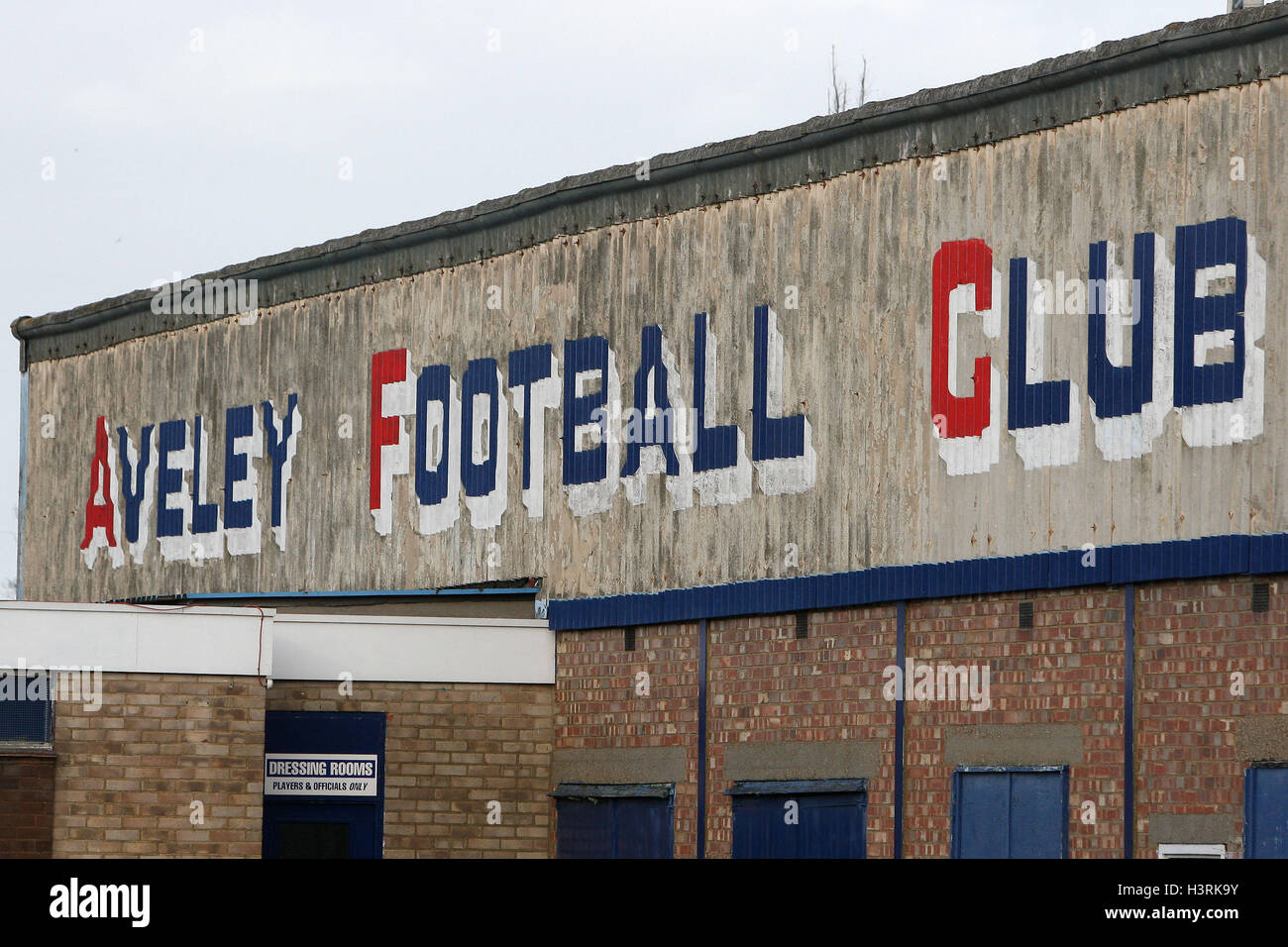 Die Rückseite des Mains stehen bei Mühle Field, Aveley Football Club - Romford Vs Chatham Town - Ryman League Division One Norden Fußball in Mühle Field, Aveley FC - 21.01.12 Stockfoto