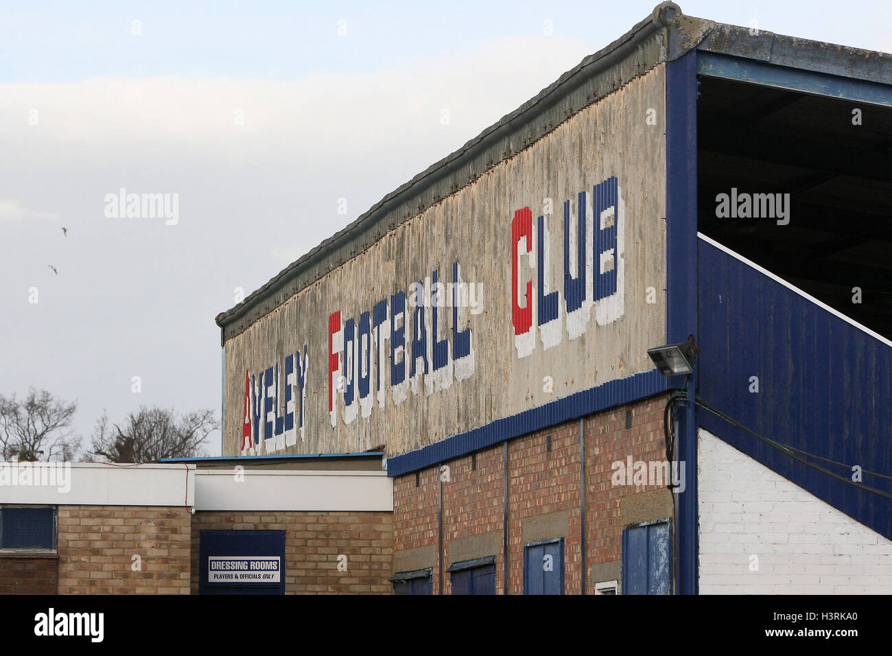 Die Rückseite des Mains stehen bei Mühle Field, Aveley Football Club - Romford Vs Chatham Town - Ryman League Division One Norden Fußball in Mühle Field, Aveley FC - 21.01.12 Stockfoto