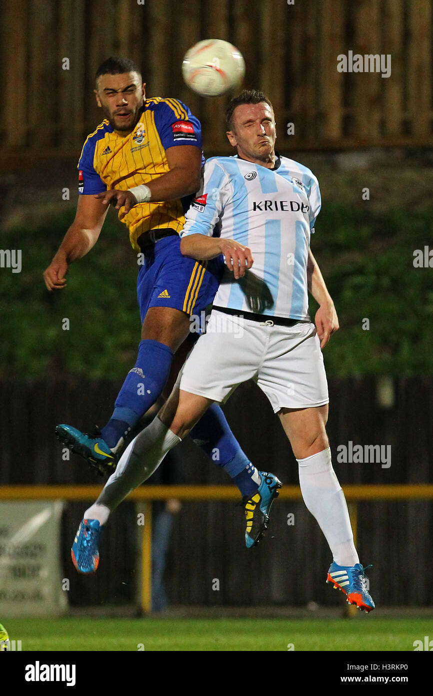 Nathan Cooper in Antenne Aktion für Romford - Romford Vs Cray Wanderers - Ryman League Division One North Fußball am Schiff Lane, Thurrock FC Purfleet, Essex - 24.09.14 Stockfoto